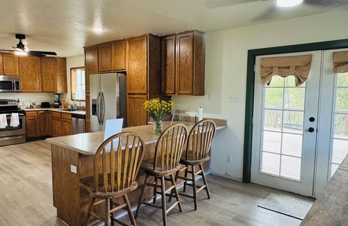 Springerville Casa | Spacious 7-bedroom house with WiFi and AC in charming Eagar