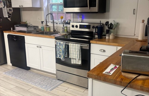 McLean Casa | Spacious 7-bedroom house in marvelous McLean for long term rental