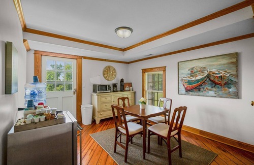 Roper Casa | Spacious 7-bedroom house Near Mackey's Marina and the Albemarle Sound.