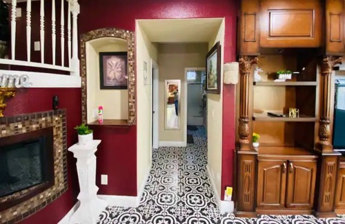 Atwater Casa | Spacious 7 BR home- king beds - sleeps 15- free parking -safe quiet neighbrhood