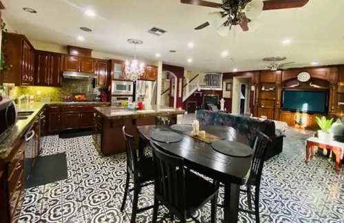 Atwater Casa | Spacious 7 BR home- king beds - sleeps 15- free parking -safe quiet neighbrhood