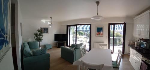 Cannes La Bocca Apartamento | Spacious 70 m flat with Balcony and sea view!