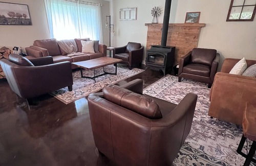 Arlington Otro | Spacious 9-bedroom farmhouse and Event barn in enchanting Arlington