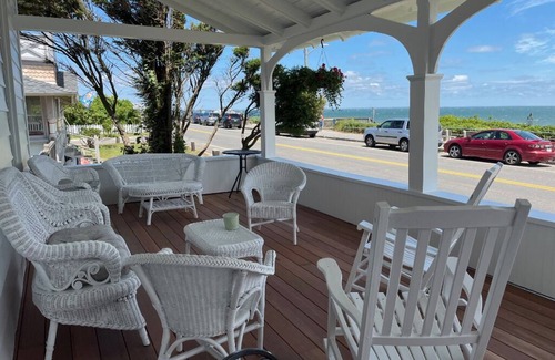 Oak Bluffs Casa | Spacious 9-bedroom house with Waterview, WiFi, AC in delightful Oak Bluffs