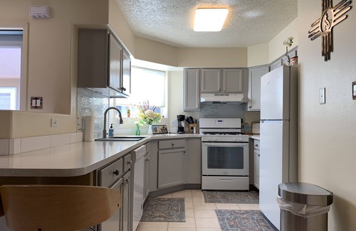 Southside Apartamento | Spacious 950 sq ft 2 BR 1.7BA w/yard (Remodeled)