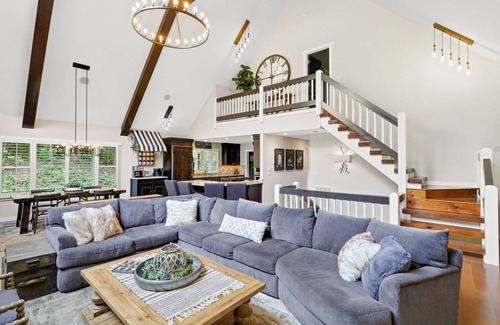 Foxfire Estates Casa | Spacious! All Paved road access, High Speed Internet, 7 Minutes to downtown BR!