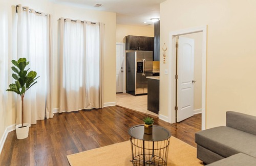 Uptown Apartamento | ❤️ ¡Descuento! Condominio grande y hermoso con estacionamiento gratuito!