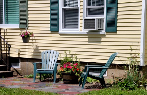 Boothbay Harbor Casa | Camina a la ciudad desde el elegante New England Home.