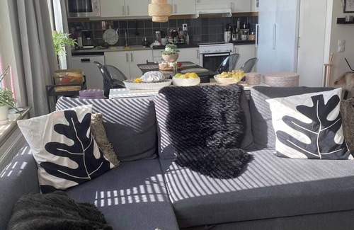 Liljeholmen - Hagersten Apartamento | Spacious and Homely Apartment with Patio. Family friendly. Pets Allowed!