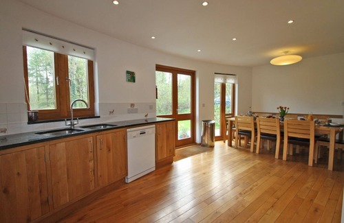 Llandovery Cabaña | Spacious and luxurious eco-friendly detached house for 8 set in rural Carmarthenshire.