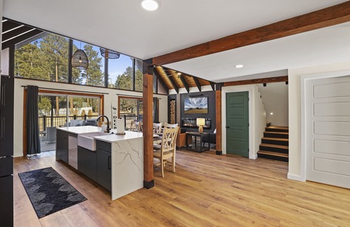 Strawberry Chalet De Esquí | Spacious and Modern Pet-Friendly Chalet in the Pines—perfect for large groups!