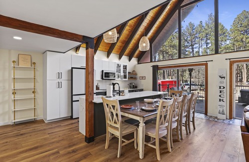 Strawberry Chalet De Esquí | Spacious and Modern Pet-Friendly Chalet in the Pines—perfect for large groups!