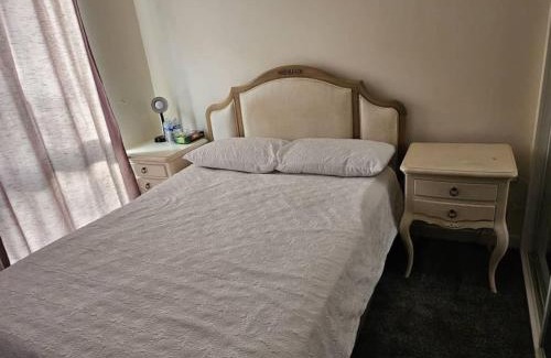 Burnt Oak Apartamento | Spacious and Modern Two Bedroom Two Bathroom Flat with Secure Parking