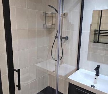 Burnt Oak Apartamento | Spacious and Modern Two Bedroom Two Bathroom Flat with Secure Parking