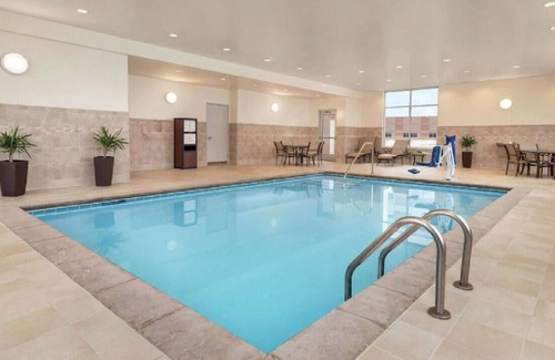 Brooklyn Park Casa | Spacious and Naturally Lit Room w/ Free Breakfast