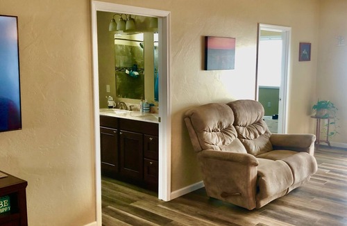 Vandalia Casa | Spacious and quiet 2 bedroom home at the End of the Road, near Hospital/Downtown