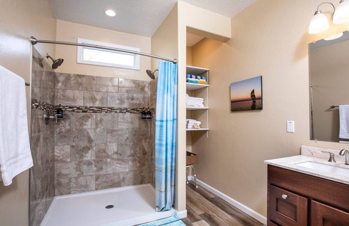 Vandalia Casa | Spacious and quiet 2 bedroom home at the End of the Road, near Hospital/Downtown