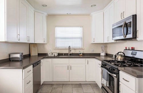 Fairmount Park Casa | Spacious and Remodeled 3 Bedroom House with Large Kitchen and Enclosed Yards!