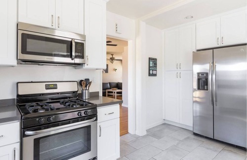 Fairmount Park Casa | Spacious and Remodeled 3 Bedroom House with Large Kitchen and Enclosed Yards!