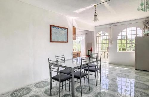 Calodyne Apartamento | Spacious Apartment in Calodyne with Enclosed Garden