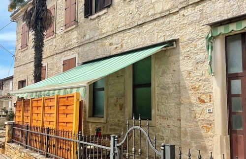 Vabriga Apartamento | Spacious Apartment in Istrian Stone House with terrace and private parking space