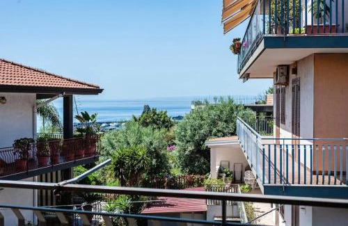 Aci Trezza Apartamento | Spacious Apartment with Sea View in Aci Castello