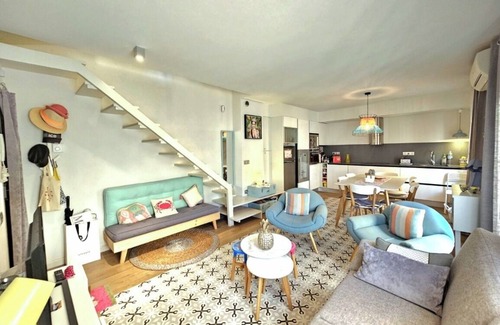 Barceloneta Apartamento | Spacious Beach House Duplex Apartment Barceloneta
