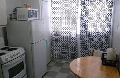 Cote-Des-Neiges—Notre-Dame-De-Grace Apartamento | Spacious bedroom/ Looking for a roommate