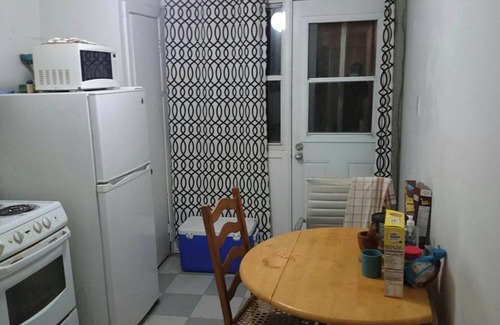 Cote-Des-Neiges—Notre-Dame-De-Grace Apartamento | Spacious bedroom/ Looking for a roommate
