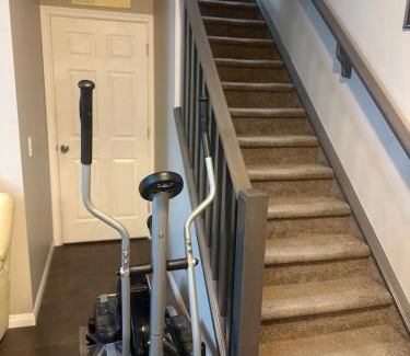 Airdrie Casa | Spacious Bedroom-Near Airport YYC