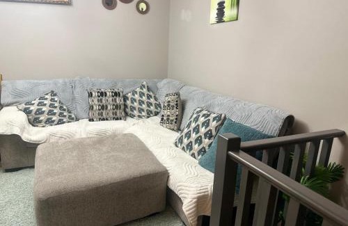 Airdrie Casa | Spacious Bedroom-Near Airport YYC