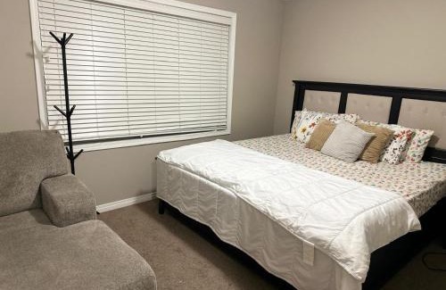 Airdrie Casa | Spacious Bedroom-Near Airport YYC