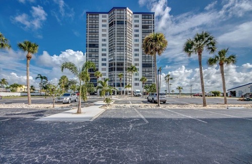 Mid Island Condominio | Spacious, Bright, and Airy, 2 bed, 2 bath, with views of the Gulf and the Bay!