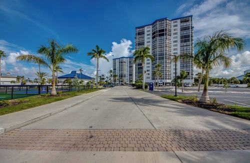 Mid Island Condominio | Spacious, Bright, and Airy, 2 bed, 2 bath, with views of the Gulf and the Bay!