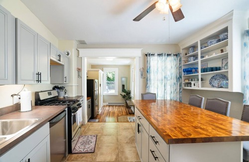 Ashfield Casa | Spacious Broadway Home Downtown Western Modern Charm