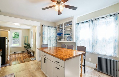 Ashfield Casa | Spacious Broadway Home Downtown Western Modern Charm