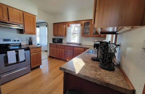 Portage Casa | SPACIOUS BUNGALOW- 20min to WI Dells/Devils Lake