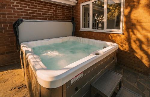 Cradley Villa | Spacious Bungalow - Hot Tub, Garden, Gated Parking