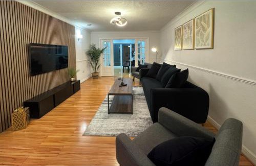 Cradley Villa | Spacious Bungalow - Hot Tub, Garden, Gated Parking