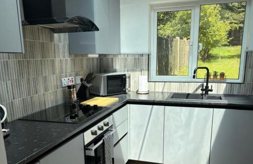 Cradley Villa | Spacious Bungalow - Hot Tub, Garden, Gated Parking