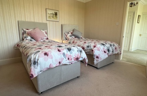 Hilperton Casa | Spacious bungalow with large private garden