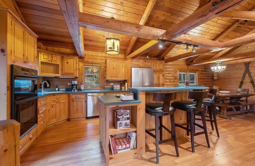 Lutsen Cabina | Spacious cabin 7 min from Lutsen Mountain ski hill & cross country ski trails