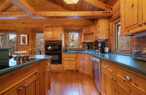 Lutsen Cabina | Spacious cabin 7 min from Lutsen Mountain ski hill & cross country ski trails