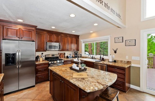 Cedar Glen Cabina | Spacious Cabin, AC, Deck + Fireplace, Games