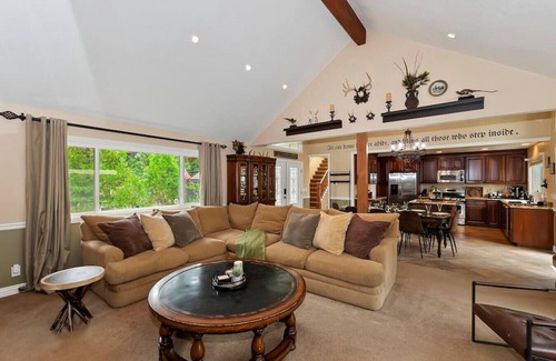 Cedar Glen Cabina | Spacious Cabin, AC, Deck + Fireplace, Games