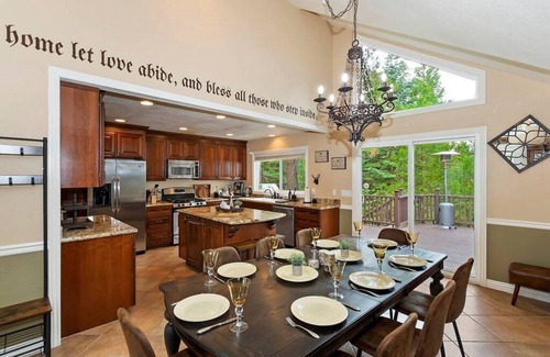 Cedar Glen Cabina | Spacious Cabin, AC, Deck + Fireplace, Games