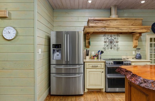 Florence Casa | Spacious Cabin Retreat, Private Hot Tub, Sleeps 10