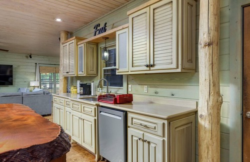 Florence Casa | Spacious Cabin Retreat, Private Hot Tub, Sleeps 10
