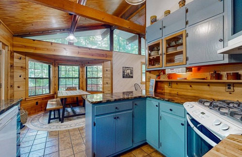 Demorest Cabina | Spacious cabin w/ direct access to river & fire place, screened porch