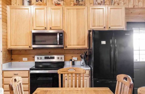 Yellowstone County Cabina | Spacious cabin with incredible views, hot tub, wood fireplace, and Wi-Fi